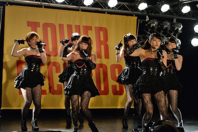 「ミステリーナイト！」をパフォーマンスするスマイレージ。