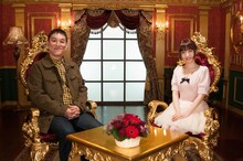 「映画『アナと雪の女王』公開記念特番」に出演するピエール瀧、神田沙也加。