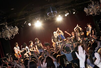 The Mirraz、キュウソネコカミ、N'夙川BOYSのコラボの様子。