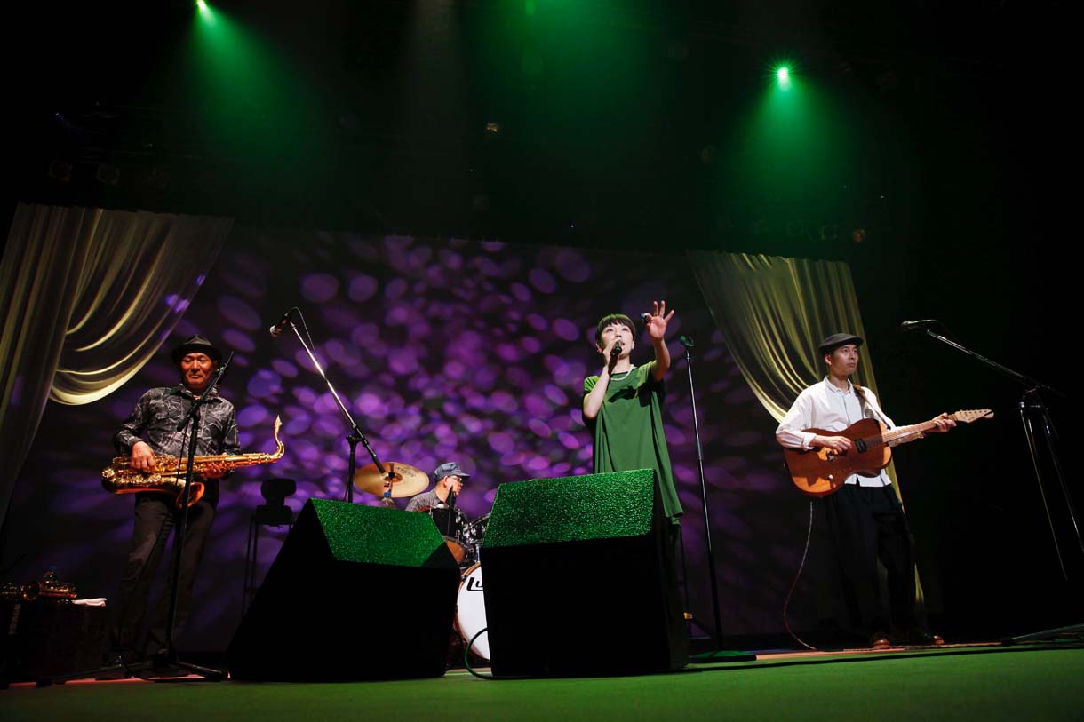 4月29日の東京・渋谷公会堂公演でのハンバート ハンバート。