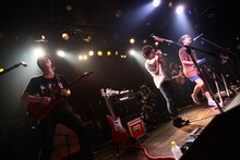 キュウソネコカミ。4月28日に行われた大阪・Shangri-La公演の様子。