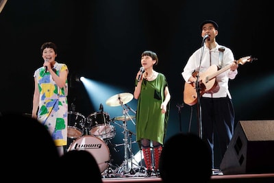 4月29日の東京・渋谷公会堂公演でのハンバート ハンバートと二階堂和美。