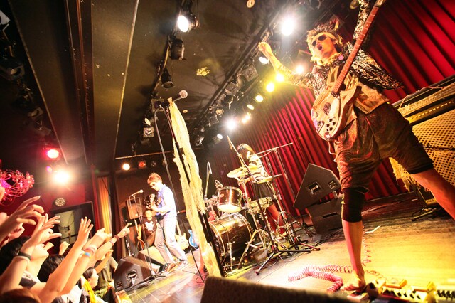 N'夙川BOYS。4月28日に行われた大阪・Shangri-La公演の様子。