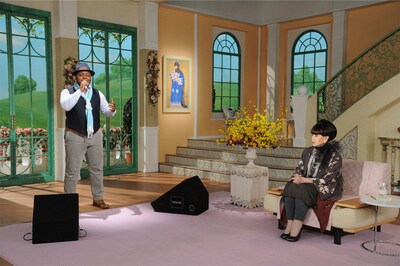 歌うクリス・ハートと、それを聴く黒柳徹子。(c)テレビ朝日