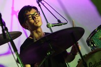 新谷元輝（Dr / The Mirraz）。写真は4月27日の東京・UNIT公演のもの。