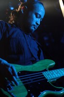 中島ケイゾー（B / The Mirraz）。写真は4月28日の大阪・Shangri-La公演のもの。