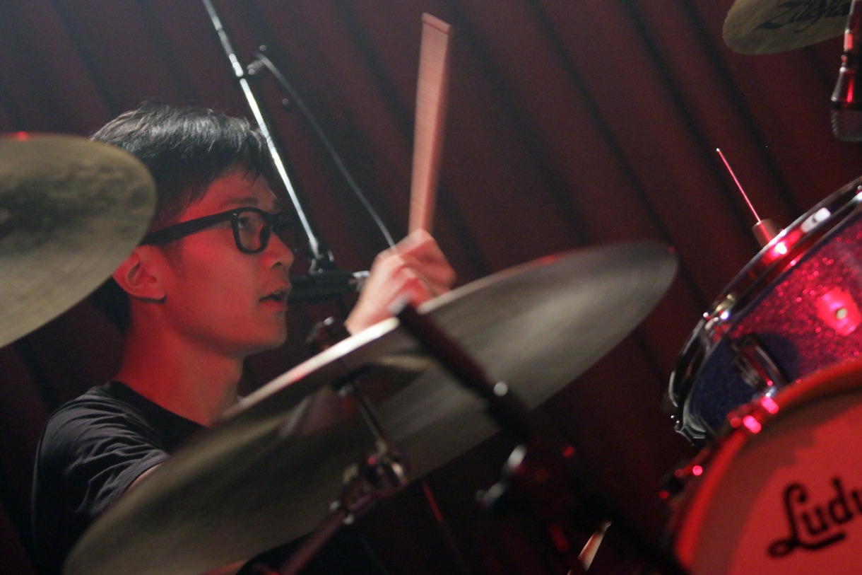 新谷元輝（Dr / The Mirraz）。写真は4月28日の大阪・Shangri-La公演のもの。