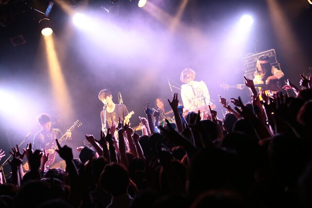 東京カランコロン。4月27日の東京・UNIT公演の様子。