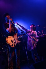 東京カランコロン。手前がいちろー（Vo, G）、奥がせんせい（Vo, Key）。