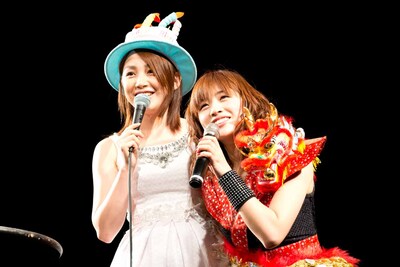 左から吉川友、仙石みなみ。