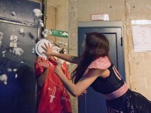 仙石みなみにパイをぶつける古川小夏。