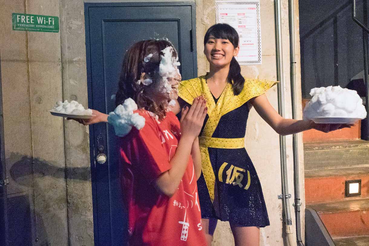 仙石みなみにパイをぶつけようとする佐保明梨。