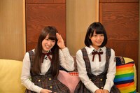 左から高山一実、深川麻衣。