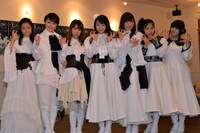 モーニング娘。'14。左から小田さくら、工藤遥、石田亜佑美、鞘師里保、譜久村聖、佐藤優樹、鈴木香音。