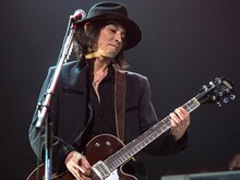 「KAZUYOSHI SAITO LIVE TOUR 2013-2014 “斉藤＆和義”」大阪城ホール公演よりチバユウスケ。