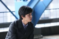 インタビューに答える東出昌大。(C)TBS