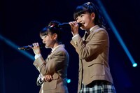 左から菊地最愛、水野由結（ともにさくら学院）。