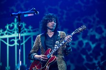 「KAZUYOSHI SAITO LIVE TOUR 2013-2014 “斉藤＆和義”」沖縄コンベンションセンター公演の様子。