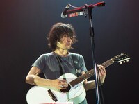 「KAZUYOSHI SAITO LIVE TOUR 2013-2014 “斉藤＆和義”」大阪城ホール公演より斉藤和義。