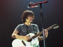 「KAZUYOSHI SAITO LIVE TOUR 2013-2014 “斉藤＆和義”」大阪城ホール公演より斉藤和義。