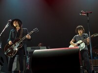 「KAZUYOSHI SAITO LIVE TOUR 2013-2014 “斉藤＆和義”」大阪城ホール公演でセッションするチバユウスケと斉藤和義。