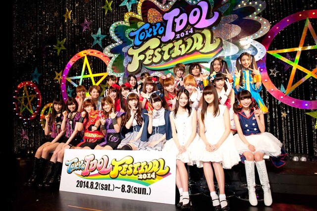 「東京アイドルフェスティバル 2014」記者会見に出席したアイドルグループによるフォトセッションの様子。