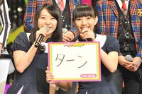 左から白戸佳奈、富永美杜（Dorothy Little Happy）。