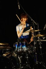 ねごと「お口ポカーン!! “Z”OOM in Yday」のアンコールでドラムを叩く蒼山幸子（Vo, Key）。（Photo by HAJIME KAMIIISAKA）