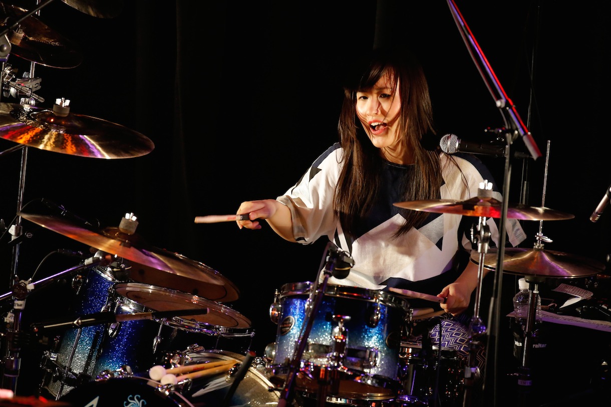澤村小夜子（Dr）（Photo by HAJIME KAMIIISAKA）