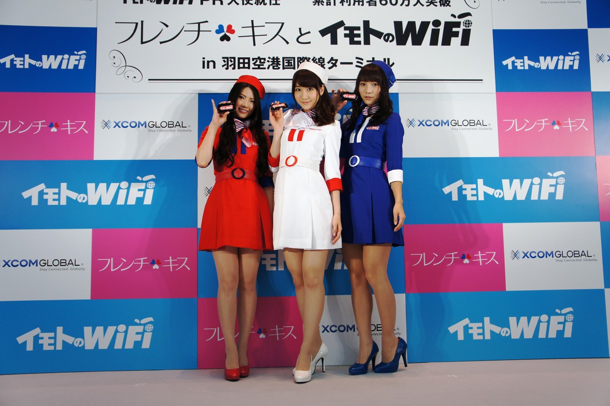 フレンチ・キス。左から倉持明日香、柏木由紀、高城亜樹。