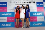 フレンチ・キス。左から倉持明日香、柏木由紀、高城亜樹。