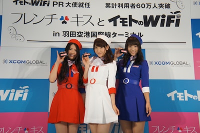 フレンチ・キス。左から倉持明日香、柏木由紀、高城亜樹。