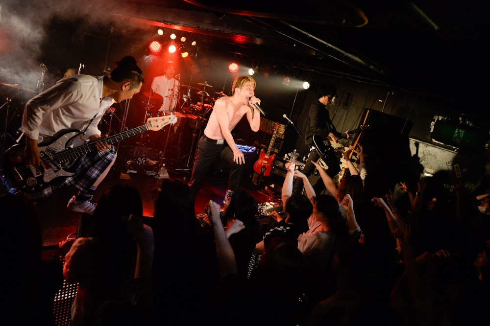 MAGUMI AND THE BREATHLESSワンマンライブ「Demonstration」の様子。