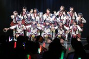 「手をつなぎながら」をパフォーマンスするSKE48新チームE。(c)AKS
