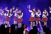 「手をつなぎながら」をパフォーマンスするSKE48新チームE。(c)AKS