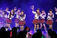 「手をつなぎながら」をパフォーマンスするSKE48新チームE。(c)AKS