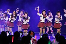 「手をつなぎながら」をパフォーマンスするSKE48新チームE。(c)AKS