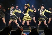 「手をつなぎながら」をパフォーマンスするSKE48新チームE。(c)AKS