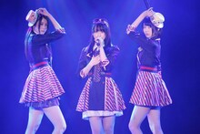 「手をつなぎながら」をパフォーマンスするSKE48新チームE。(c)AKS
