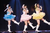 「手をつなぎながら」をパフォーマンスするSKE48新チームE。(c)AKS