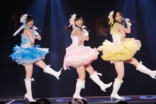「手をつなぎながら」をパフォーマンスするSKE48新チームE。(c)AKS