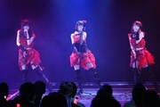 「手をつなぎながら」をパフォーマンスするSKE48新チームE。(c)AKS