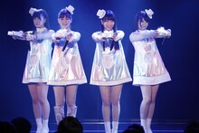「手をつなぎながら」をパフォーマンスするSKE48新チームE。(c)AKS