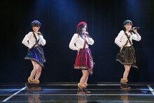「ラムネの飲み方」をパフォーマンスするSKE48新チームKII。(c)AKS