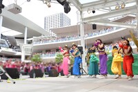 5月4日に神奈川・ラゾーナ川崎 ルーファ広場グランドステージにて行われた「いいくらし発売記念Free Event Tour」神奈川公演の様子。