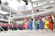 5月4日に神奈川・ラゾーナ川崎 ルーファ広場グランドステージにて行われた「いいくらし発売記念Free Event Tour」神奈川公演の様子。