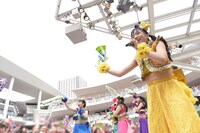 5月4日に神奈川・ラゾーナ川崎 ルーファ広場グランドステージにて行われた「いいくらし発売記念Free Event Tour」神奈川公演の様子。