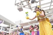 5月4日に神奈川・ラゾーナ川崎 ルーファ広場グランドステージにて行われた「いいくらし発売記念Free Event Tour」神奈川公演の様子。