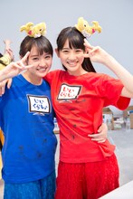 左から咲良菜緒、秋本帆華。