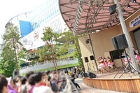 5月3日に東京・東京ドームシティ ラクーアガーデンステージで行われた「いいくらし発売記念Free Event Tour」東京公演の様子。